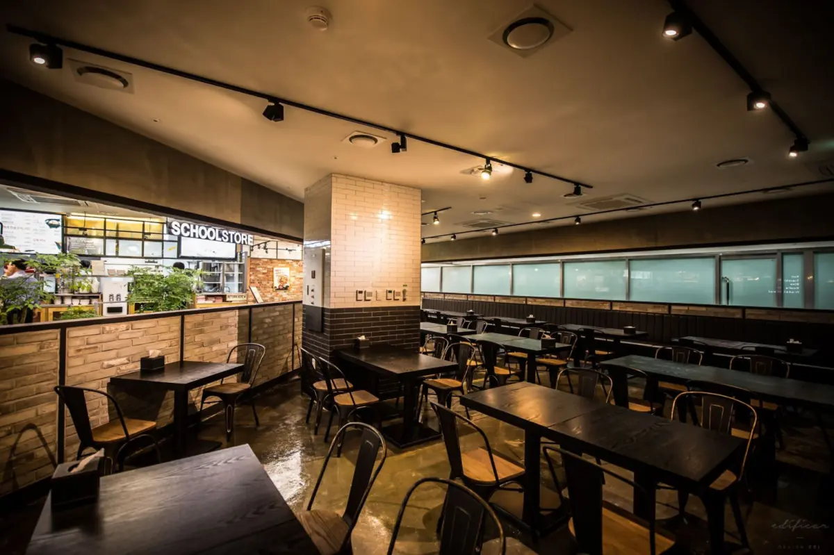 브릭타일과 철재가 어우러진 모던 한식당